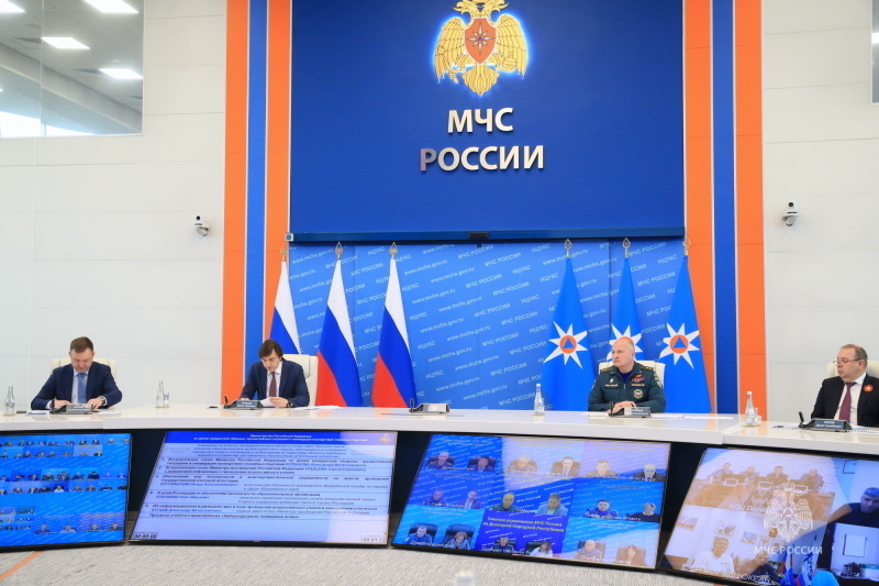 В системе образования стартовали антитеррористические учения с участием сотрудников МЧС России.